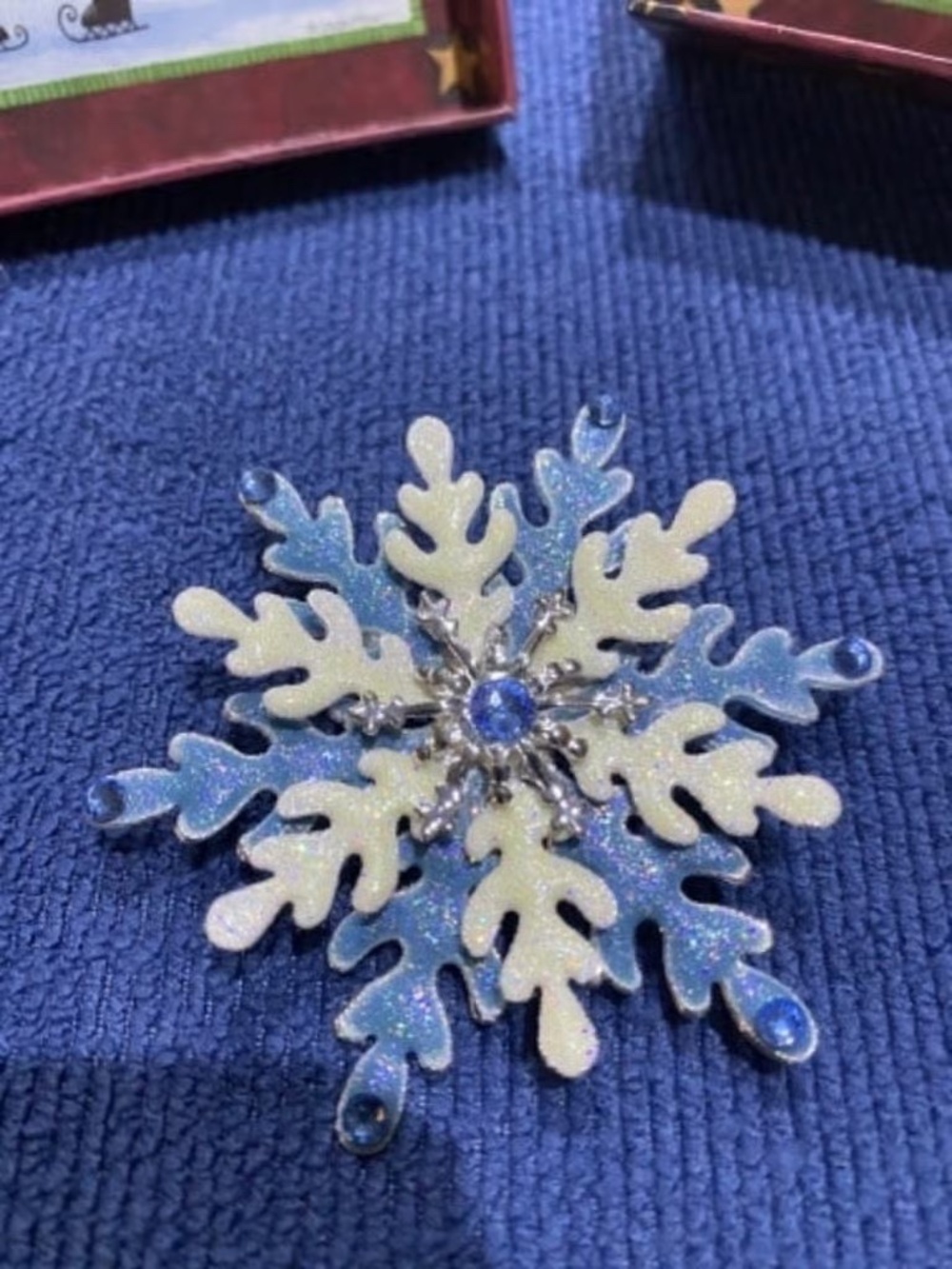 Enameled Snowflake/Floral Pin Brooch & Gift Box P pbandj3